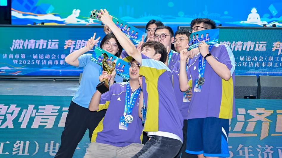 更是对网球 更是对网球